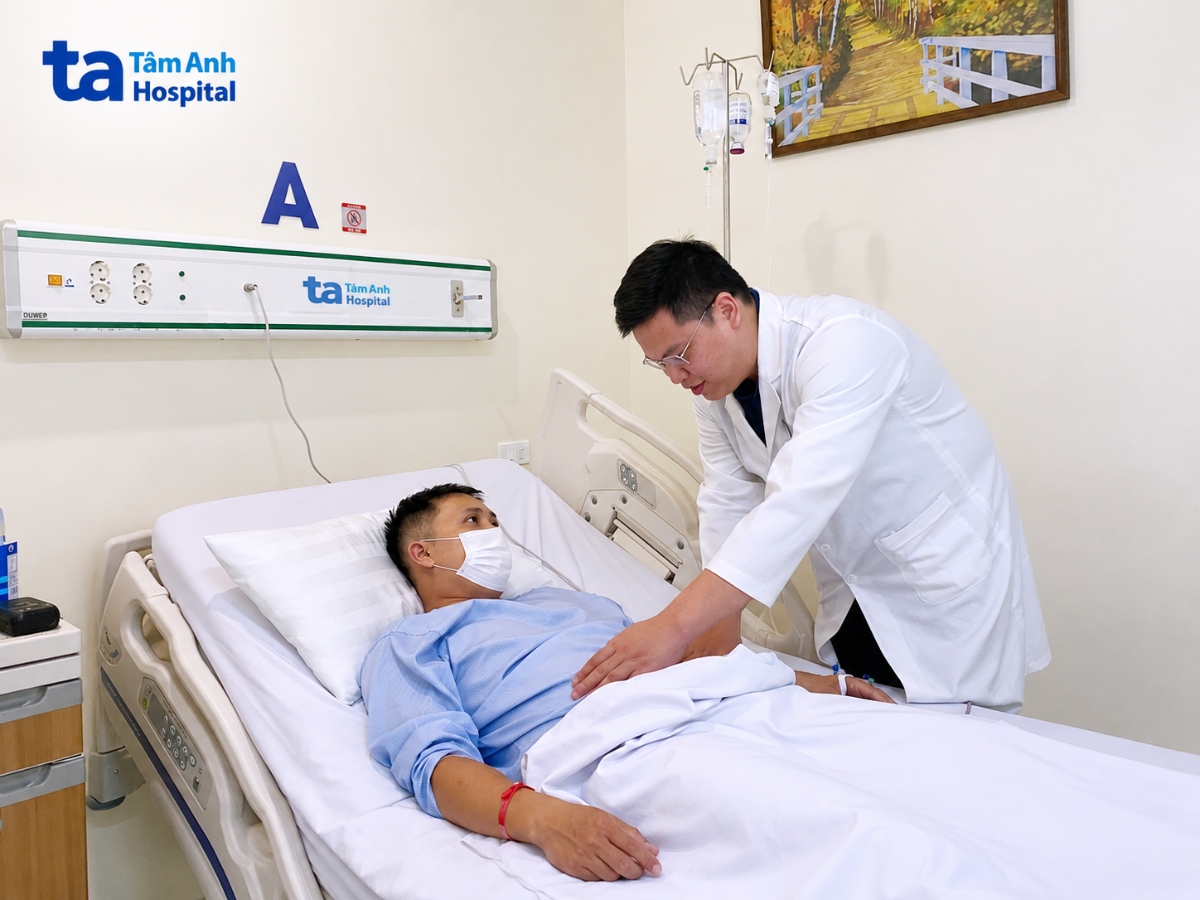 bác sĩ hùng theo dõi tình trạng người bệnh