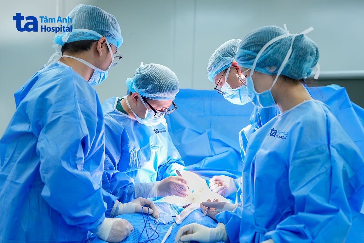 bác sĩ huy phẫu thuật lấy dị vật cho người bệnh