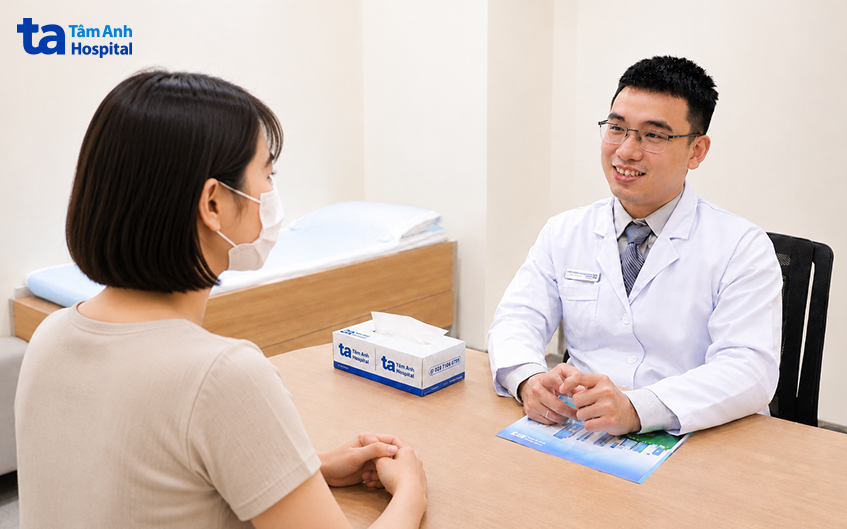 bác sĩ khám bệnh cho chị hoa