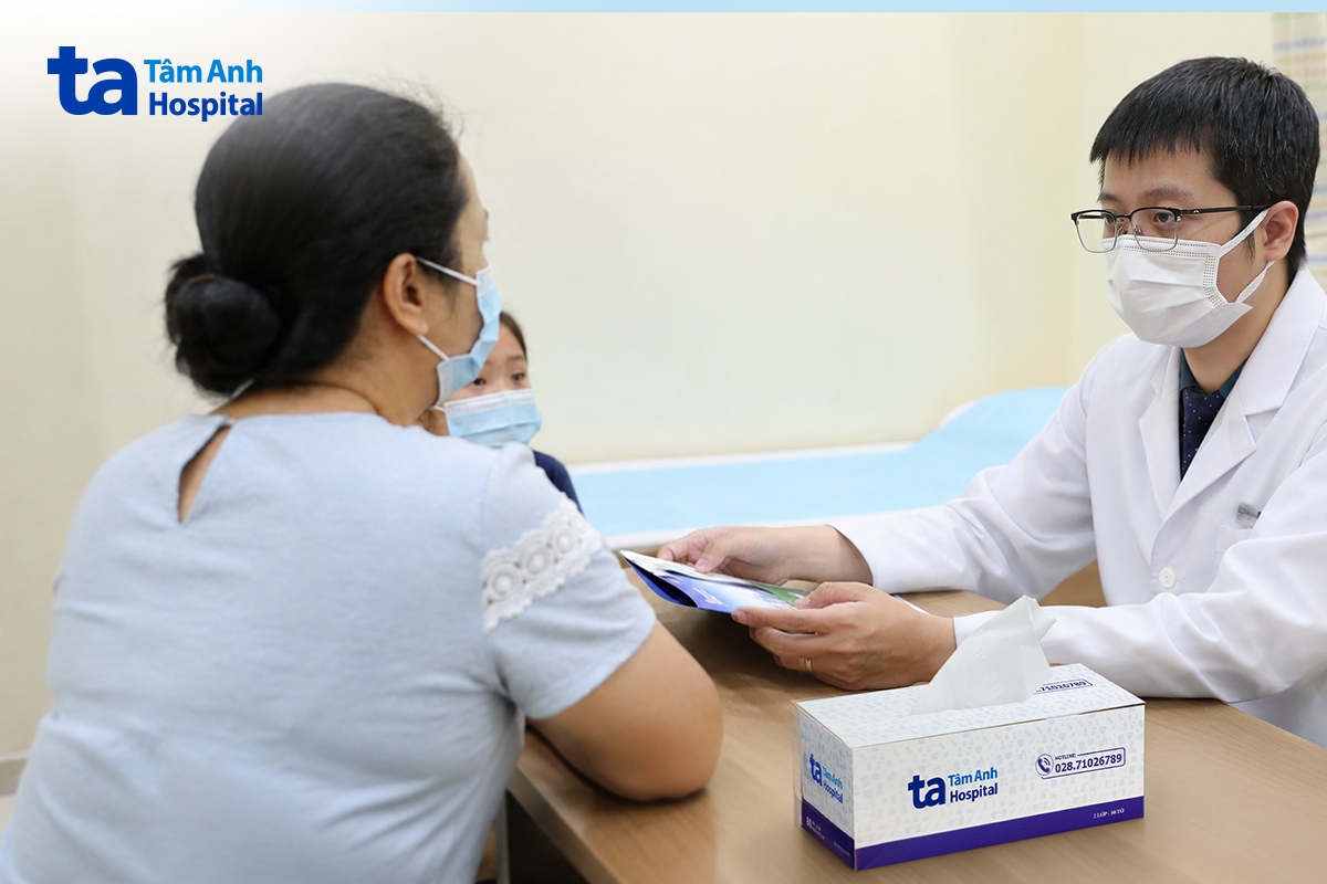 bác sĩ khám cho bệnh nhi