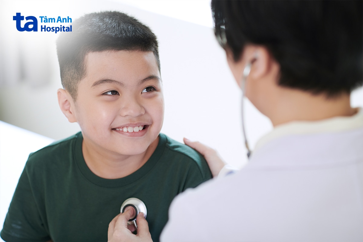 Bác sĩ thăm khám và đánh giá dấu hiệu dậy thì sớm ở trẻ.