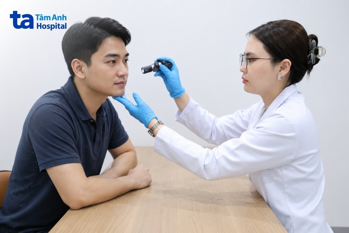 bác sĩ khám lâm sàng cho người bệnh