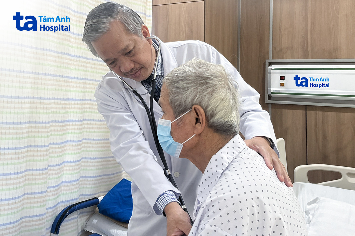 Bác sĩ Khang căn dặn bệnh nhân bỏ thuốc lá để phòng ngừa tái hẹp cầu nối mạch vành