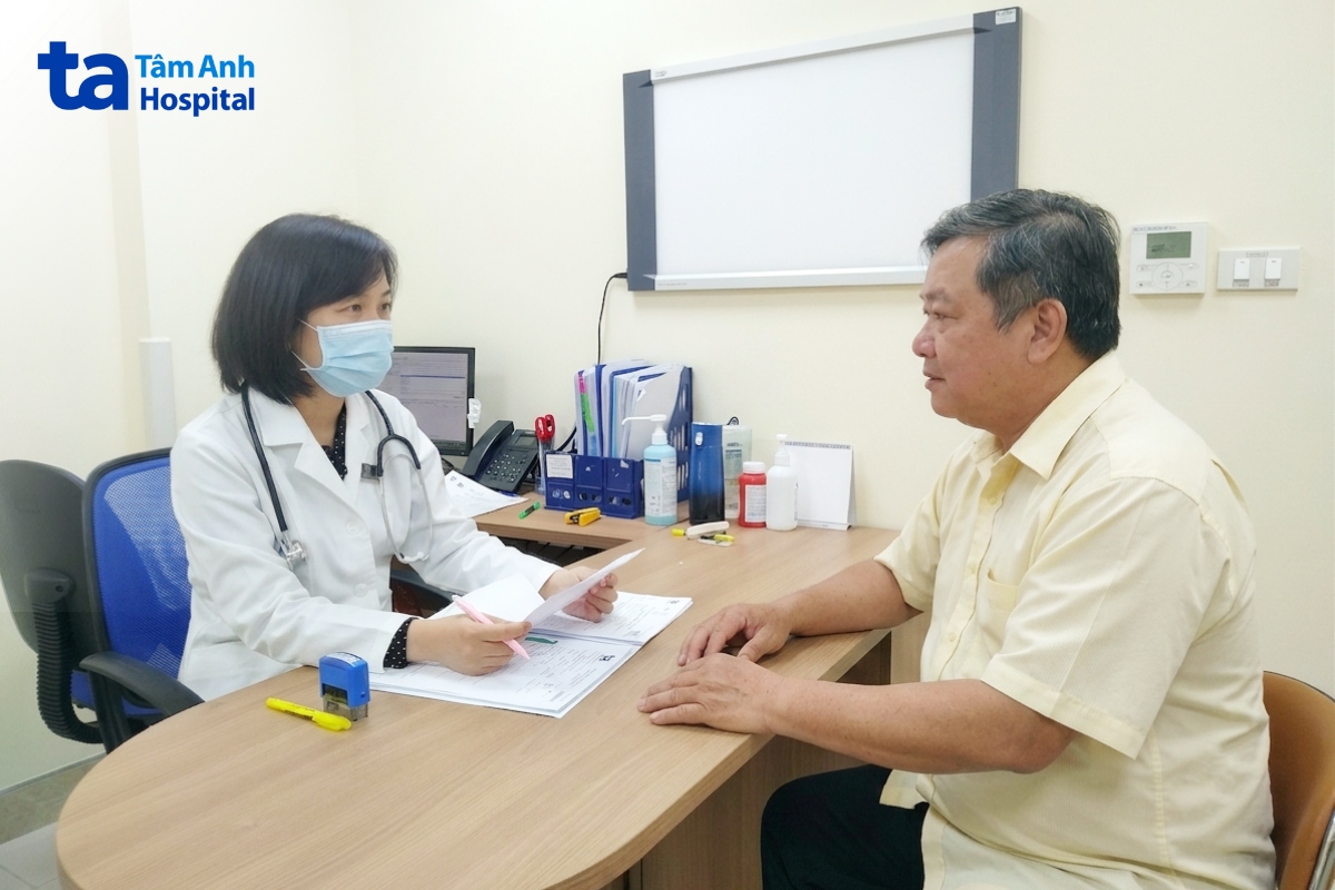 bác sĩ khoa nội tiết - đái tháo đường đang tư vấn cho khách hàng