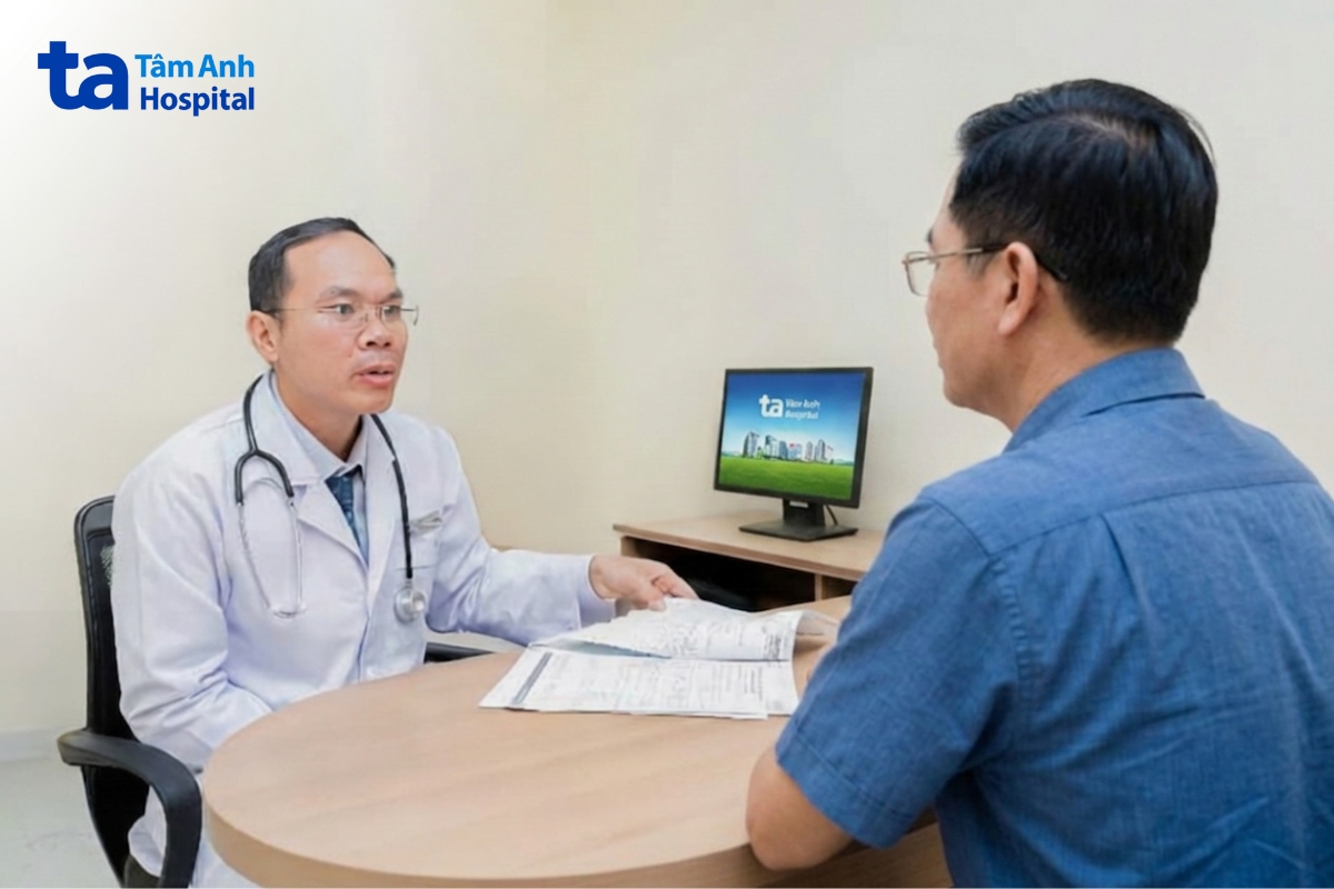 bác sĩ khoa nội tiết - đái tháo đường đang tư vấn kết quả tầm soát bệnh tiểu đường cho khách hàng