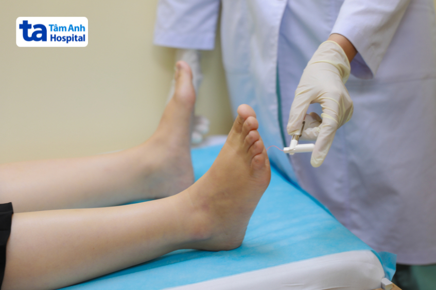 bác sĩ khoa nội tiết - đái tháo đường kiểm tra bàn chân cho khách hàng bị tiểu đường
