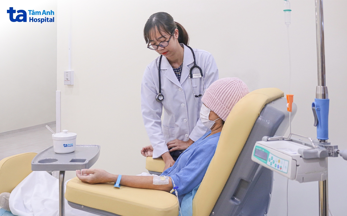 bác sĩ kiểm tra cho bà hân