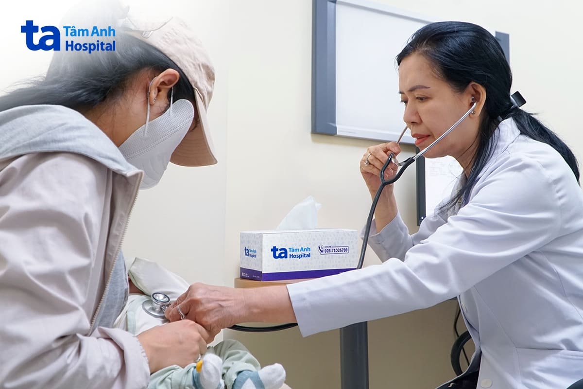 bác sĩ kiểm tra sức khỏe cho bé sau một tháng xuất viện