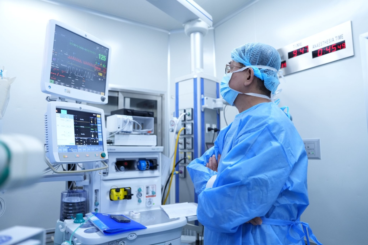 bác sĩ liên tục theo dõi trong quá trình phẫu thuật