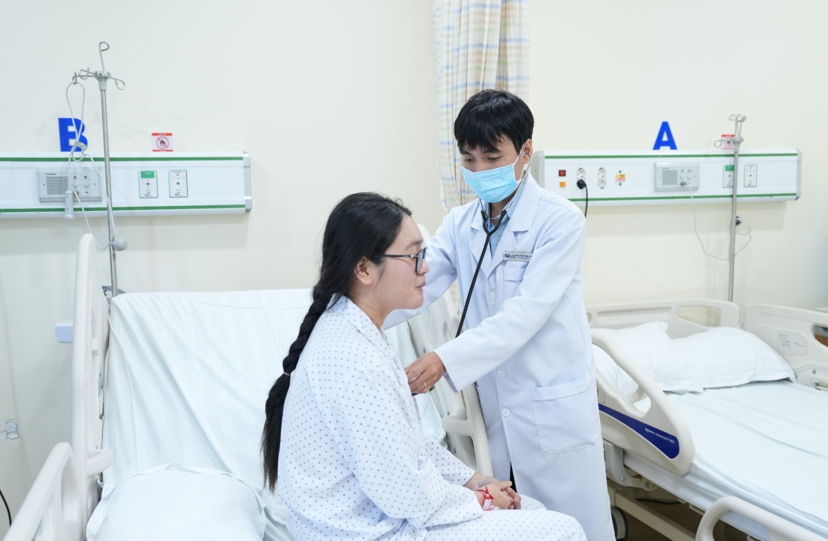bác sĩ luân khám cho ngân trước khi xuất viện