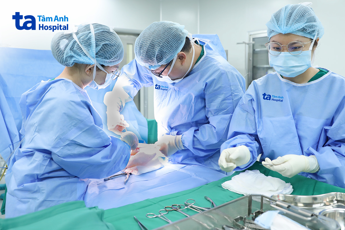Bác sĩ Nghĩa (ở giữa) phẫu thuật cho người bệnh