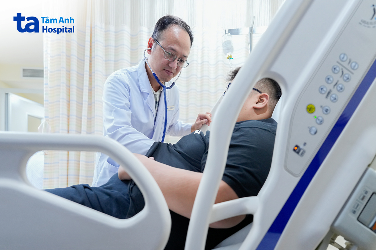 Bác sĩ Ngọc Anh kiểm tra sức khỏe bệnh nhân trước lúc xuất viện