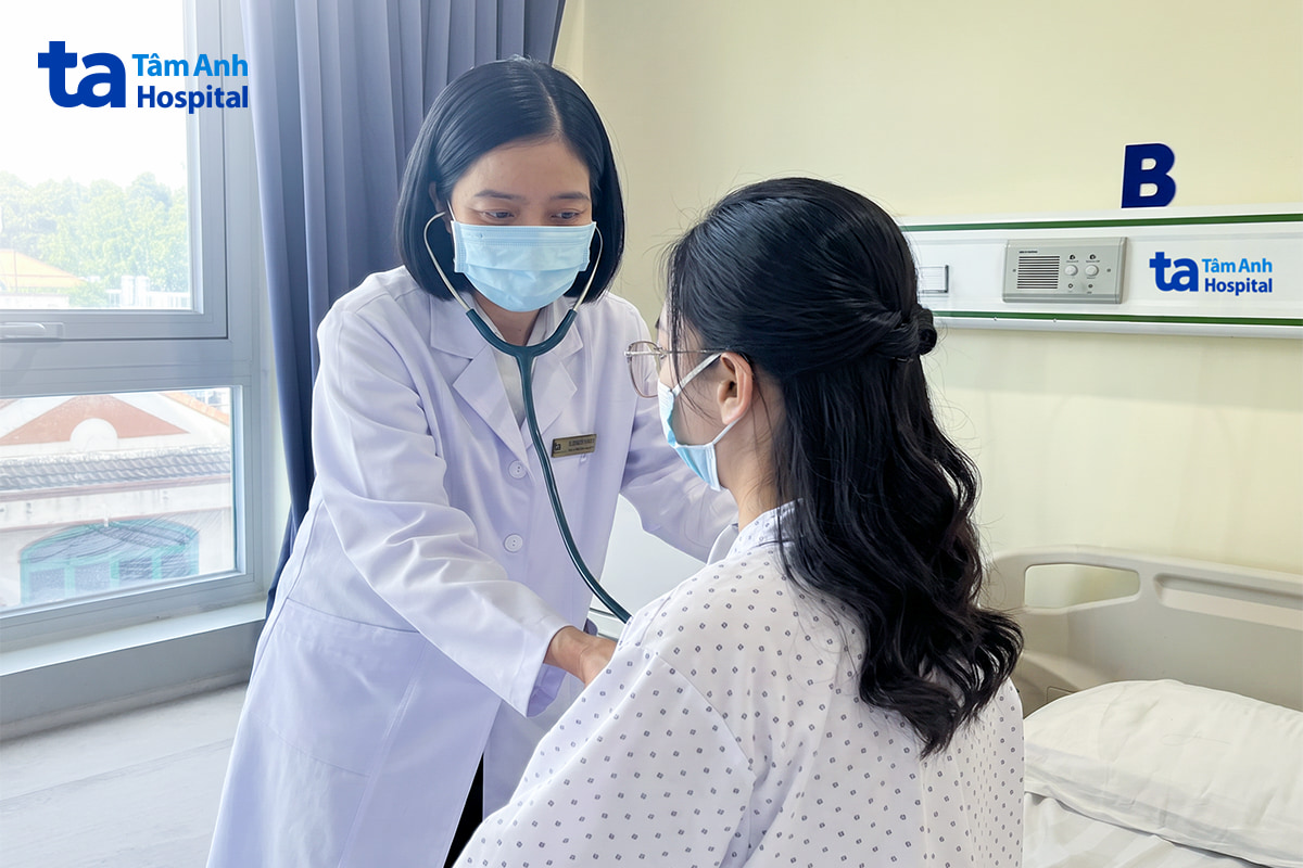 Bác sĩ Ngọc kiểm tra sức khỏe bệnh nhân trước lúc xuất viện