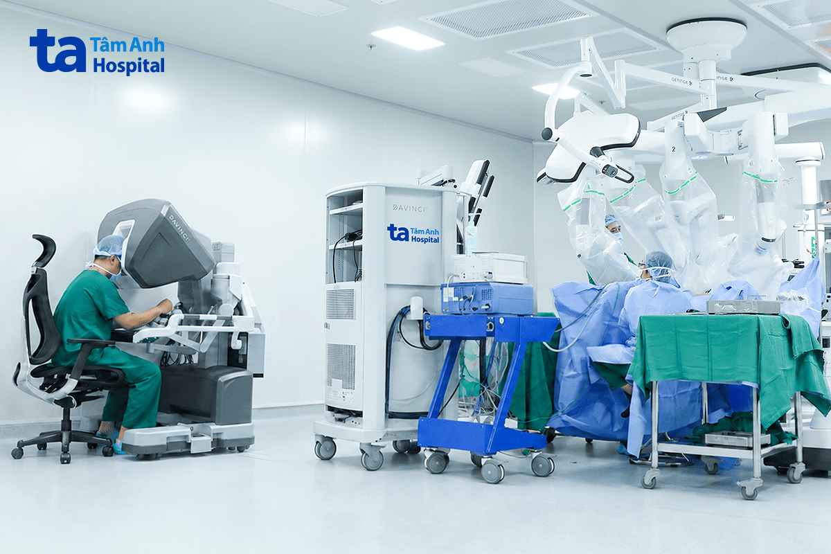 bác sĩ ngồi buồng điều khiển robot cắt tử cung cho chị minh