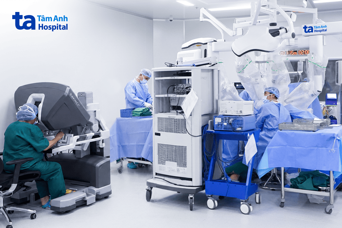 bác sĩ ngồi buồng điều khiển robot phẫu thuật
