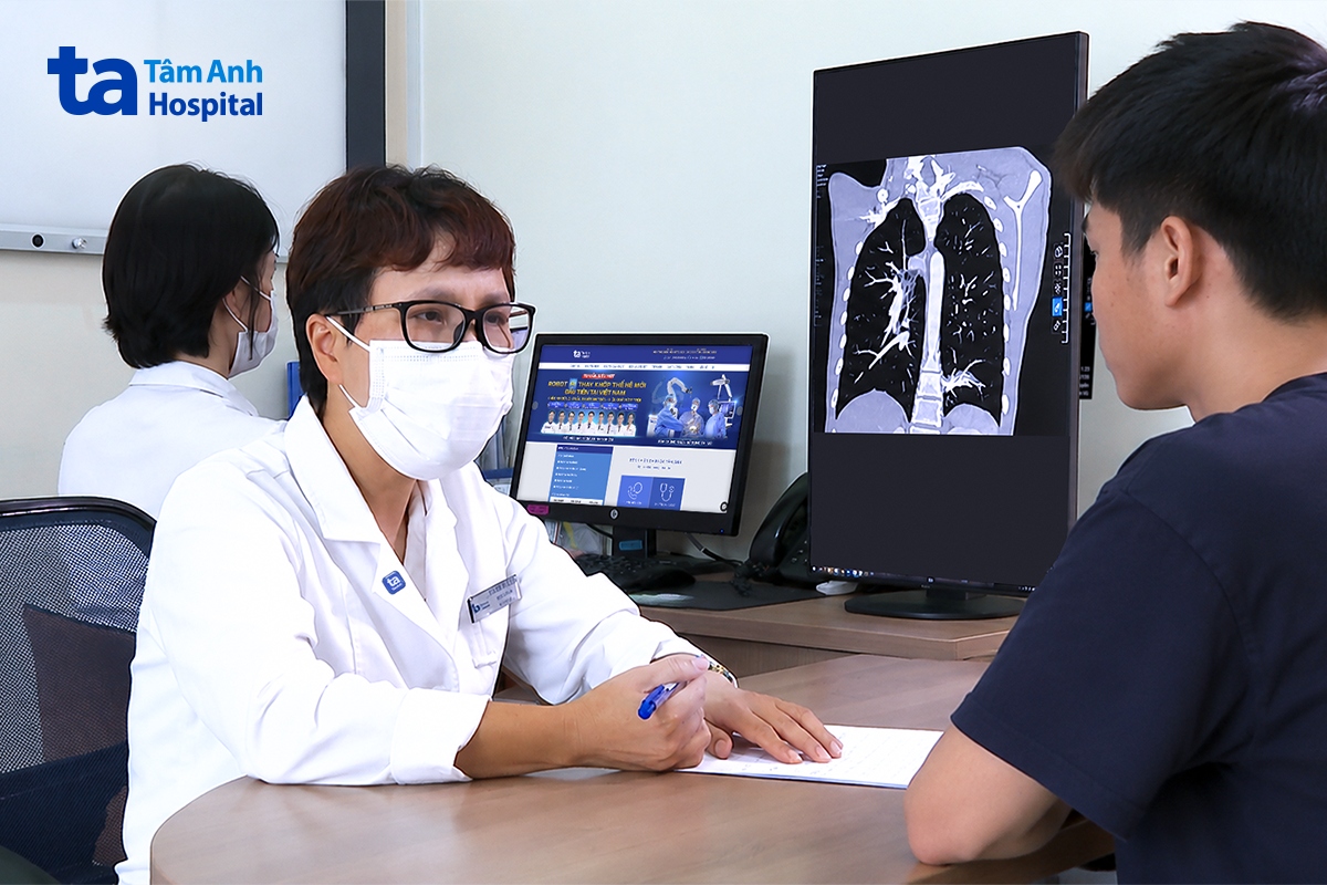 bác sĩ quyên đang tư vấn cho người bệnh
