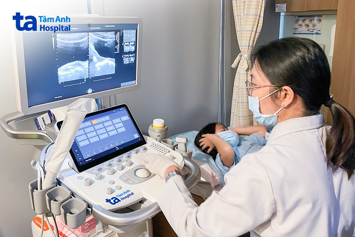 bác sĩ siêu âm cho bệnh nhi chẩn đoán dậy thì sớm