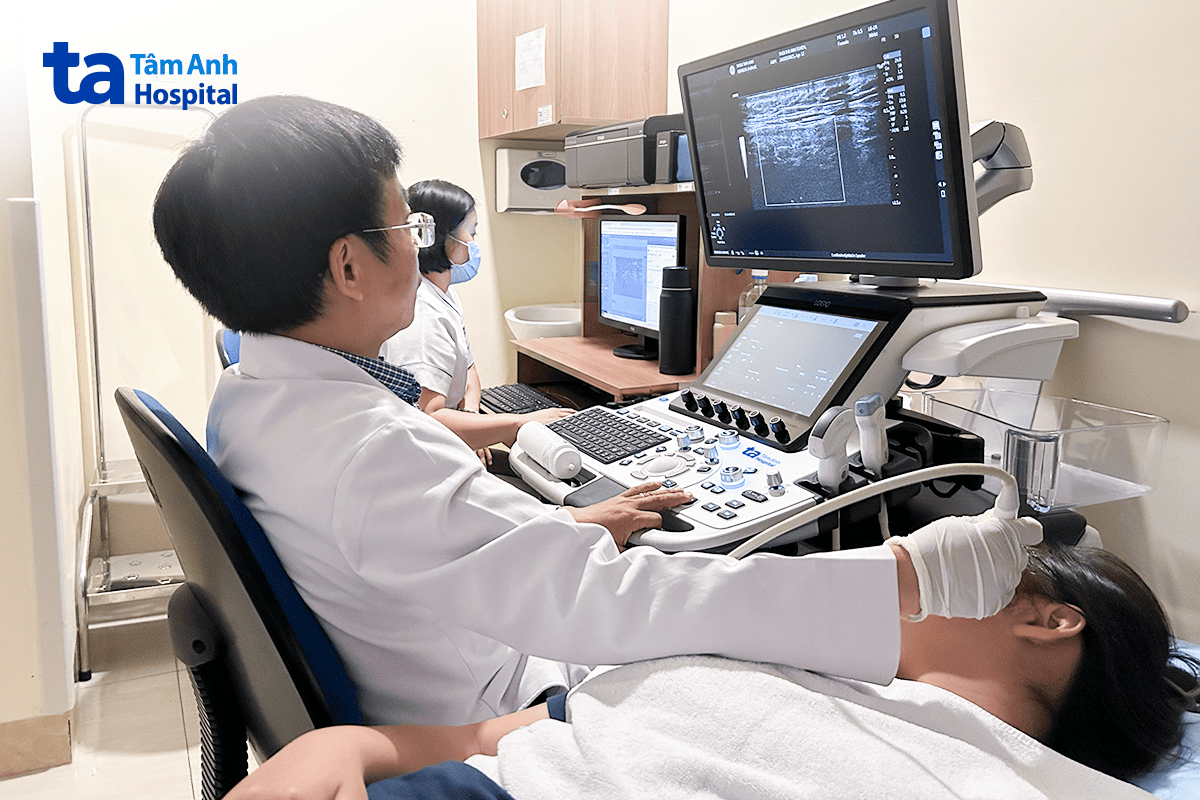 bác sĩ siêu âm cho hồng