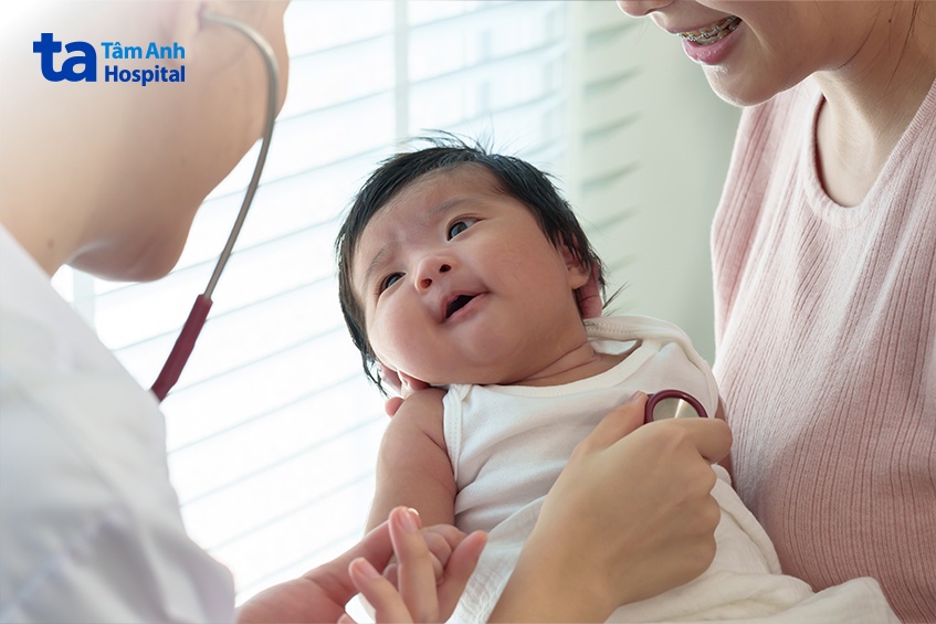 Bác Sĩ Đang Thăm Khám Cho Trẻ