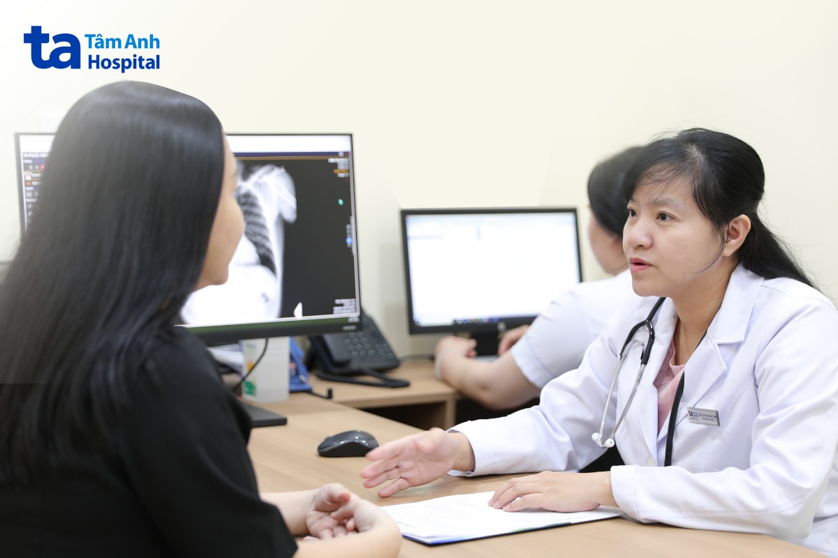 bác sĩ linh thăm khám bệnh
