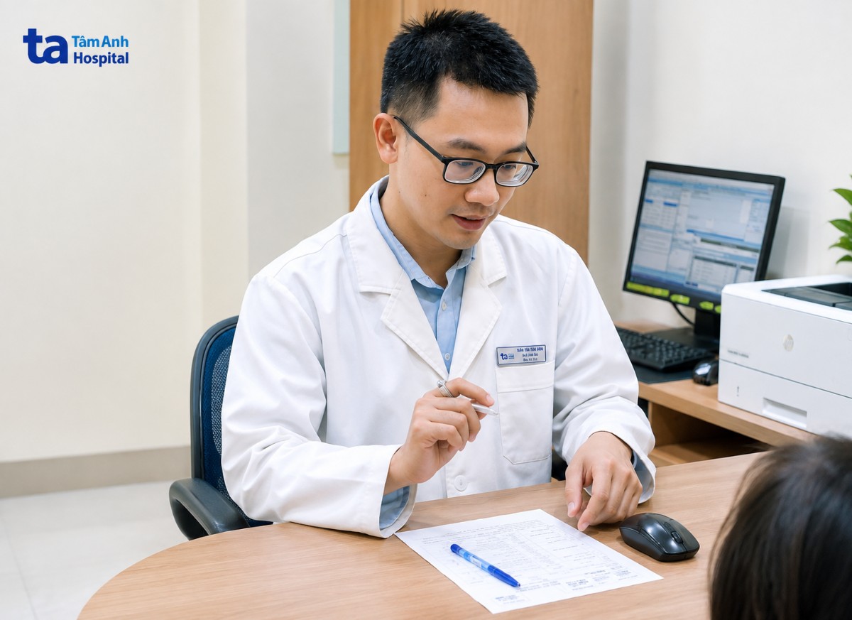 bác sĩ thành tư vấn điều trị cho khách hàng