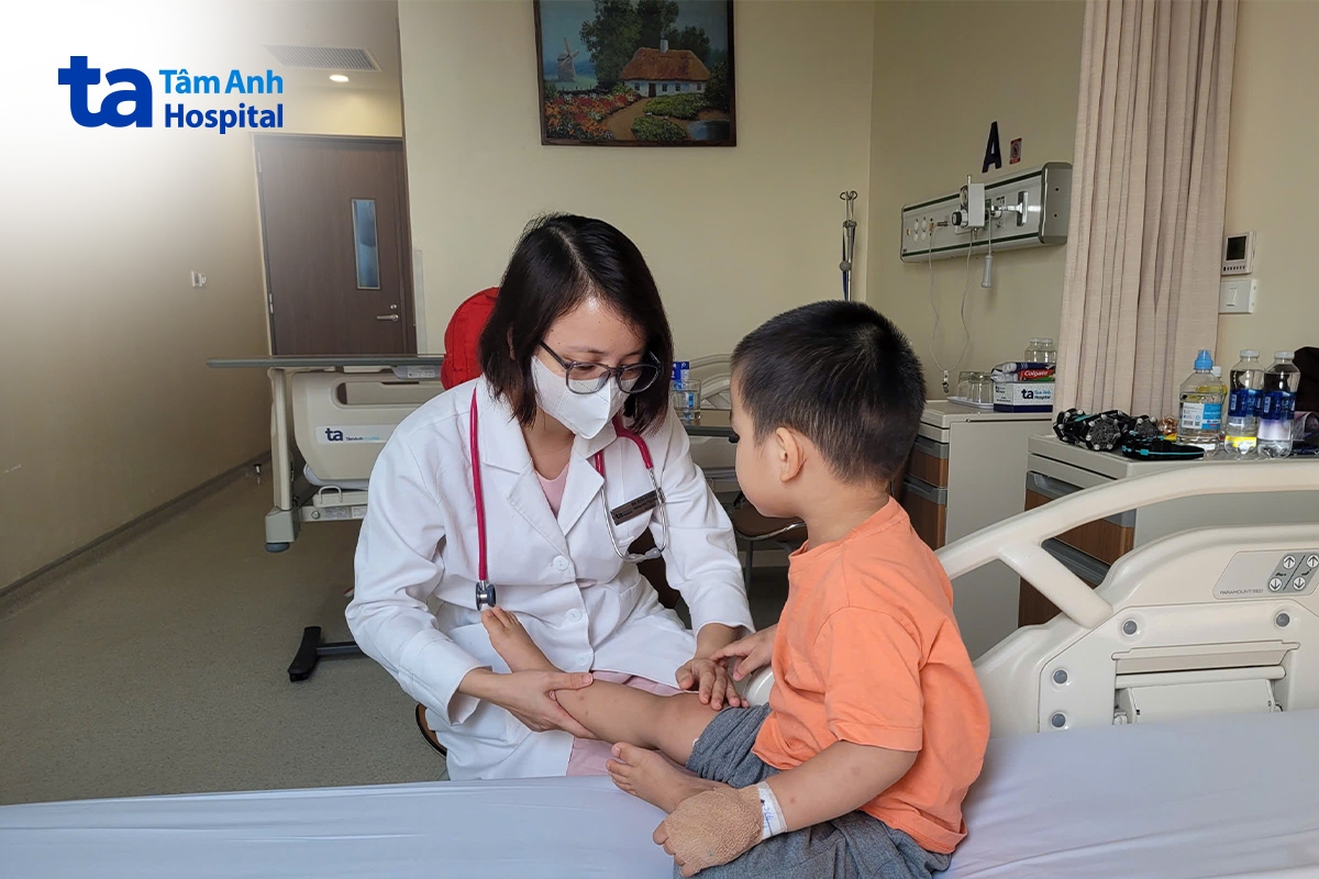 bác sĩ thảo khám cho bé duy trước khi xuất viện