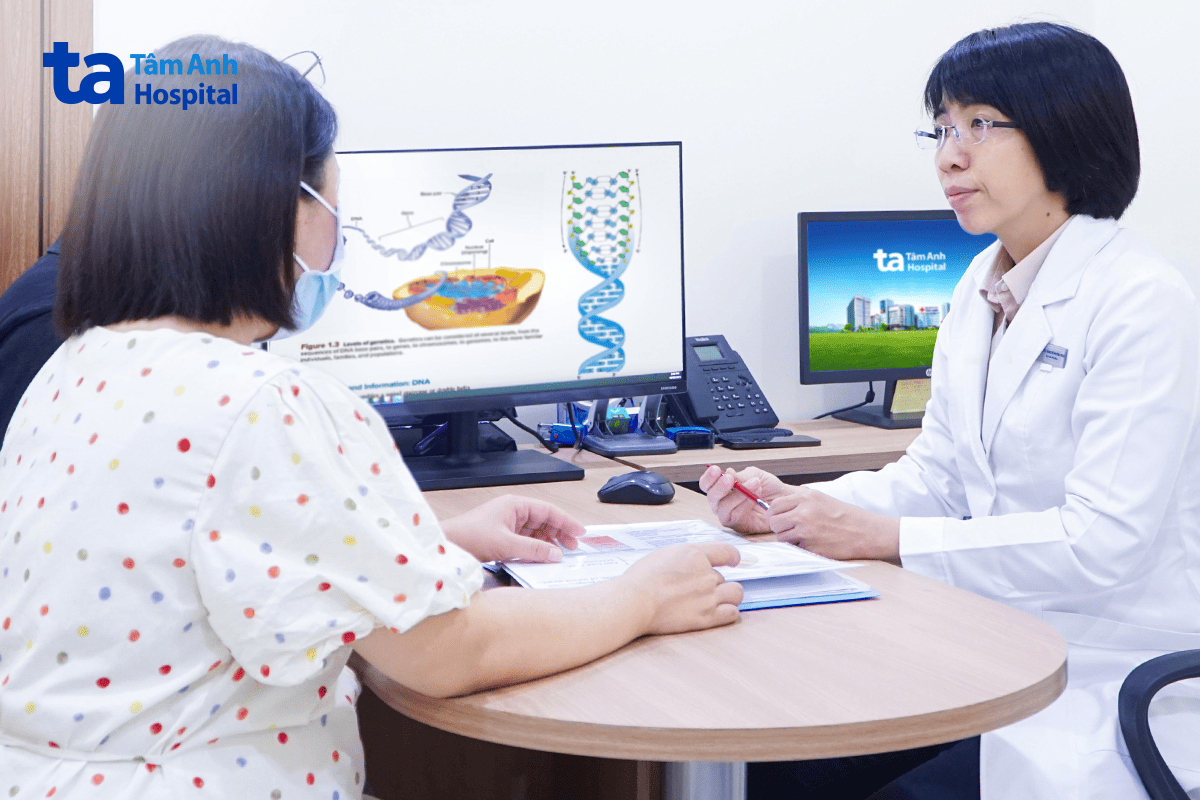 bác sĩ thảo tư vấn di truyền cho một cặp vợ chồng
