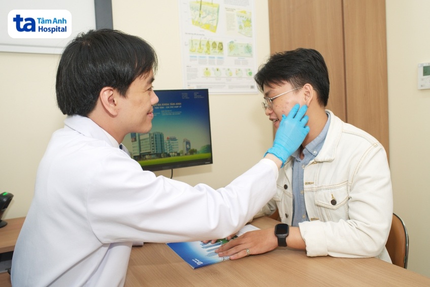 bác sĩ thiện khám cho bệnh nhân