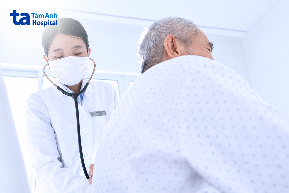 bác sĩ thơm đang nghe phổi cho người bện