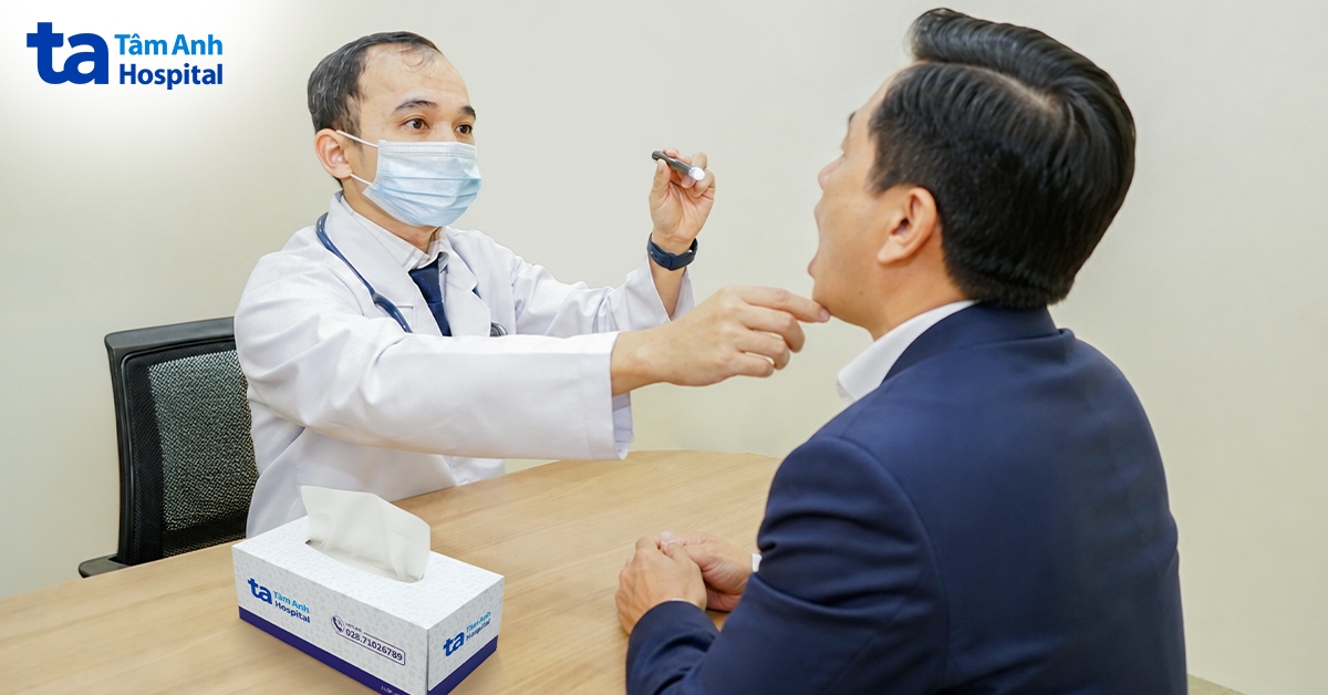 bác sĩ thuận thăm khám cho anh toàn trong lần tái khám