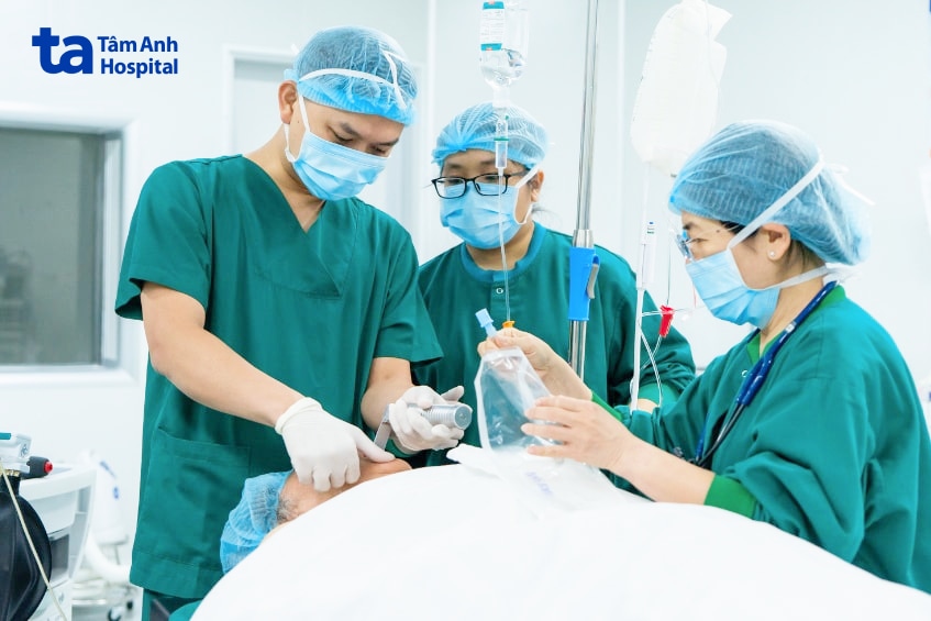 Ê-kíp gây mê hồi sức thực hiện gây mê cho người bệnh.