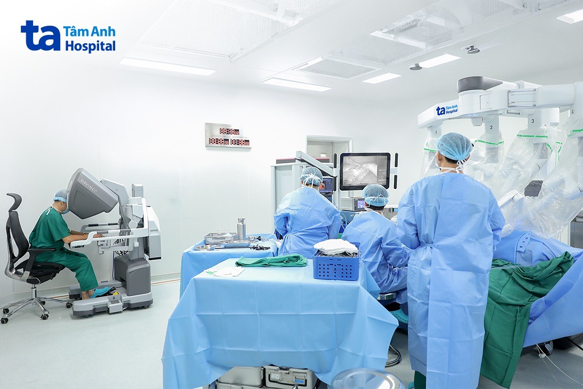 bác sĩ trong ca phẫu thuật