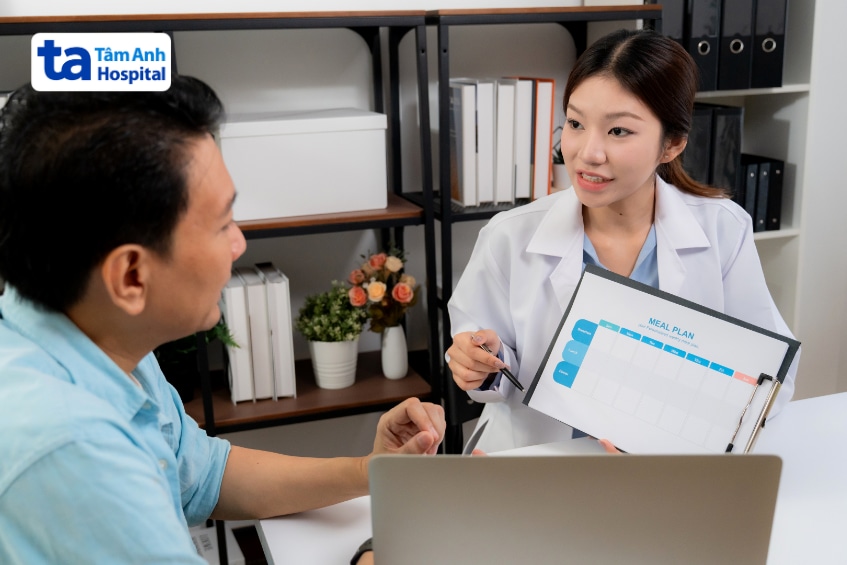 Bác sĩ tư vấn xây dựng thực đơn phù hợp cho người bệnh tiểu đường.