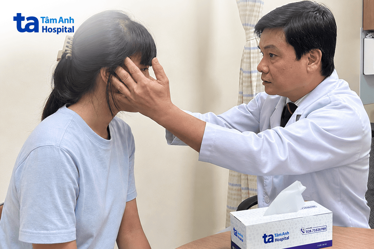 bác sĩ tuấn khám cho hồng