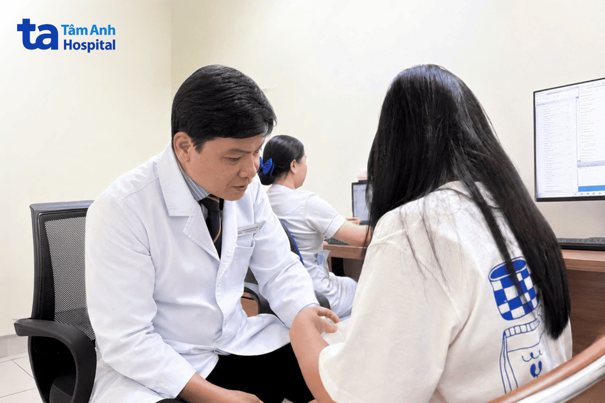 bác sĩ tuấn kiểm tra vết thương cho hạnh