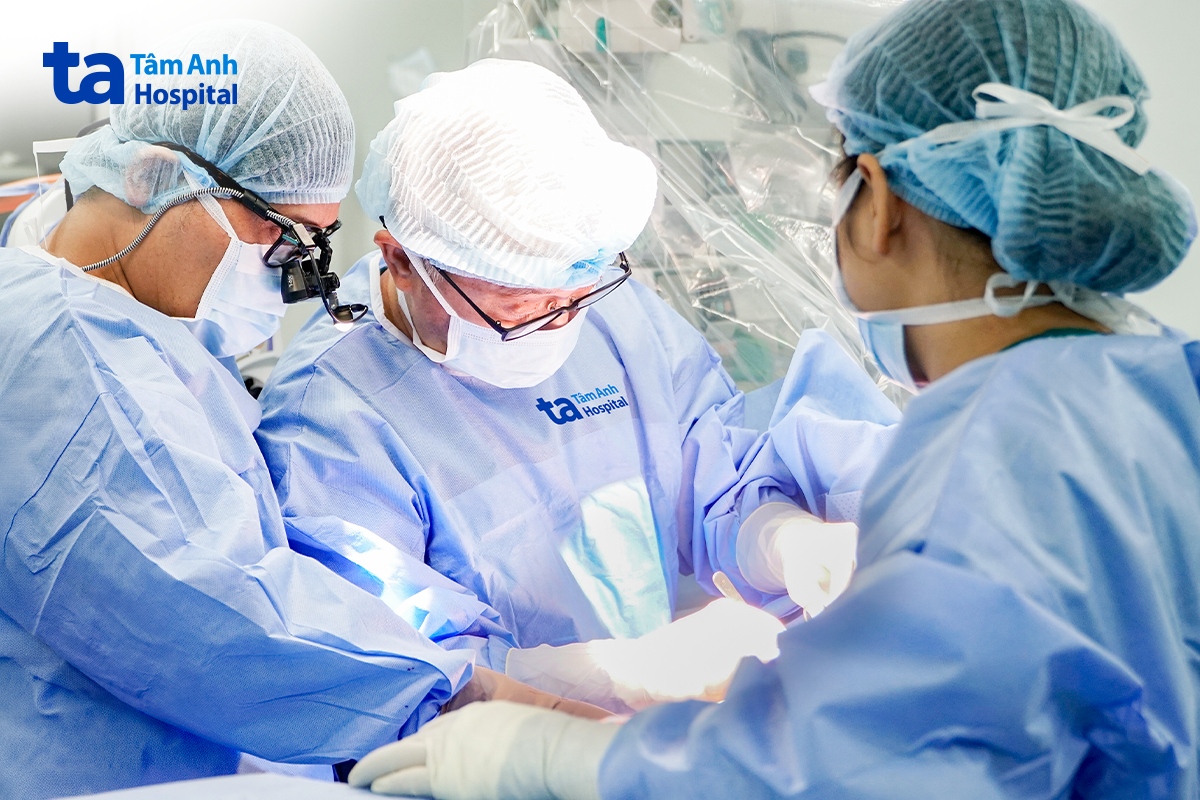 bác sĩ và êkíp phẫu thuật sửa dị tật tim cho bé hòa