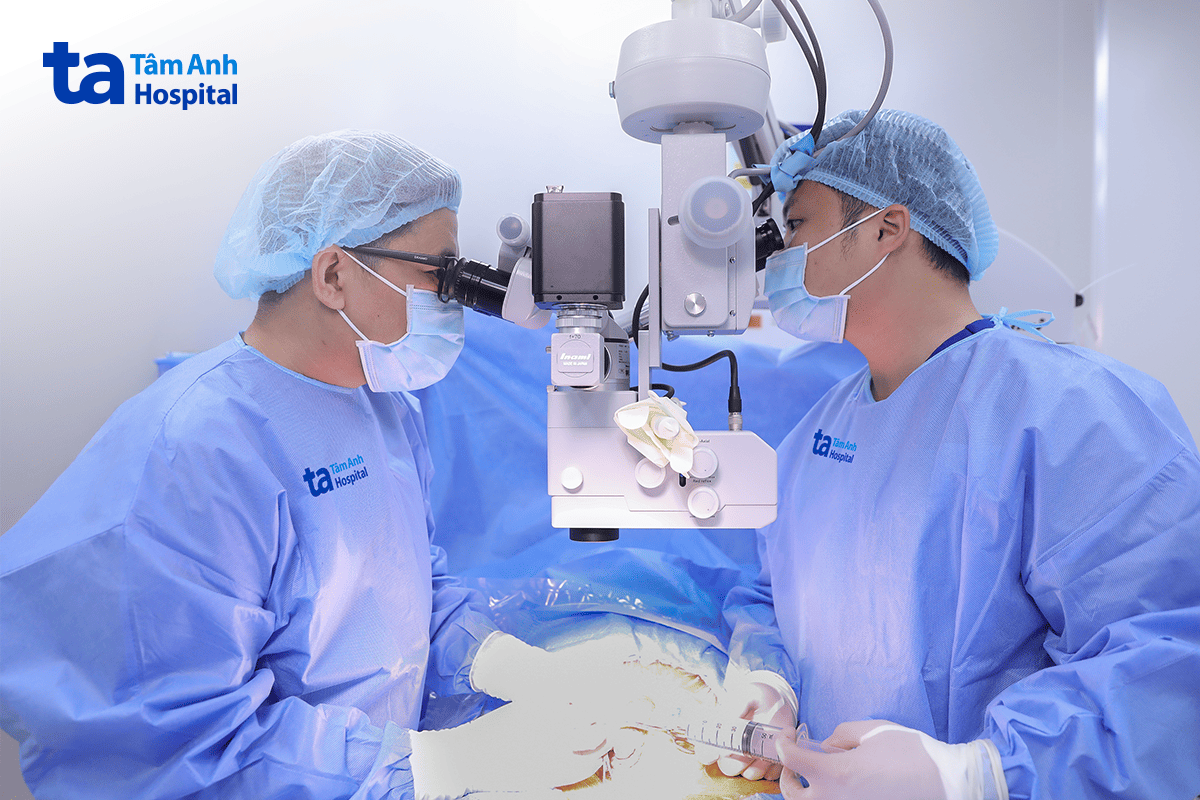 bác sĩ và êkíp thực hiện vi phẫu micro-tese tìm tinh trùng cho anh nghị