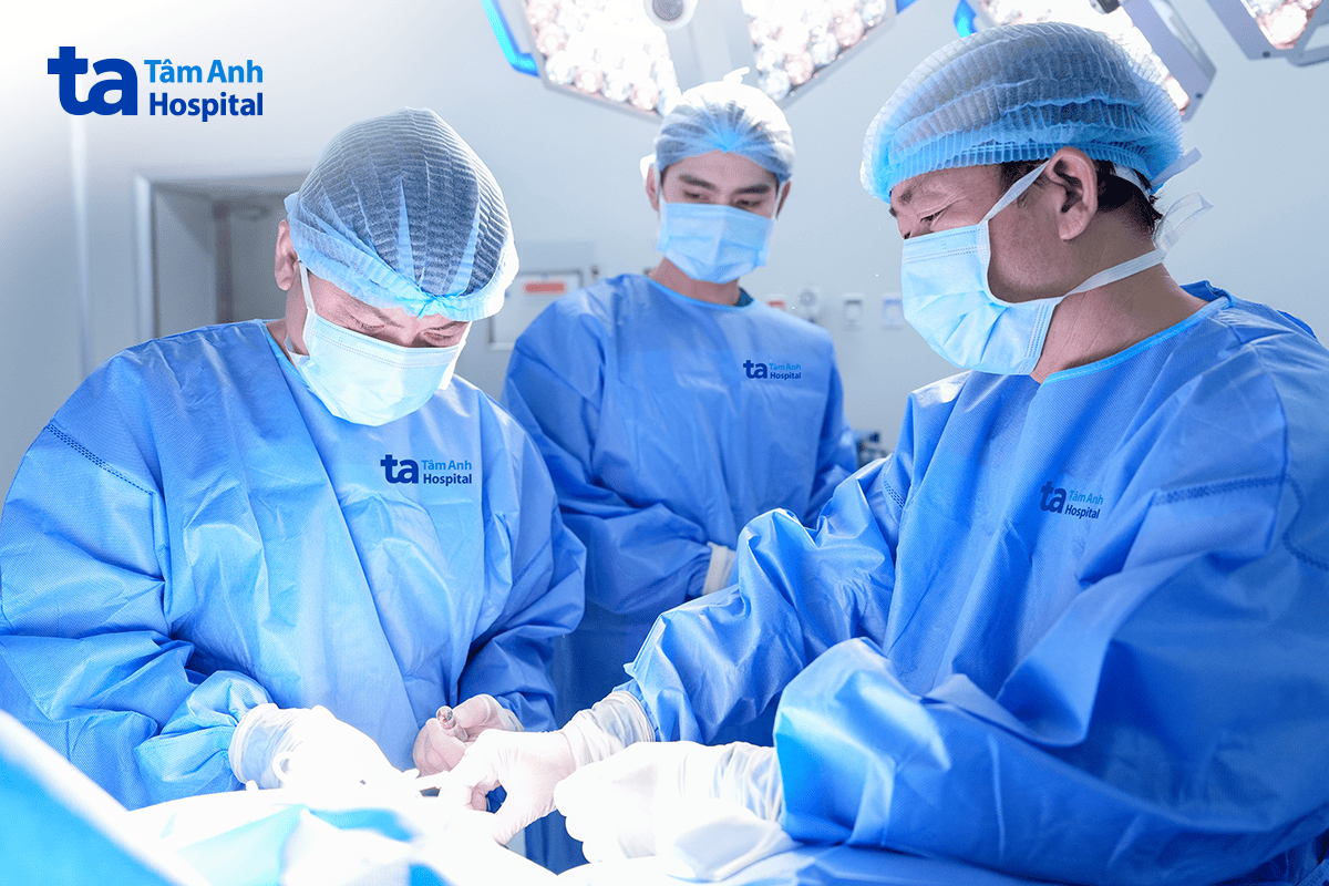 bác sĩ và êkíp tiêm xơ điều trị dị dạng mạch máu cho bệnh nhi
