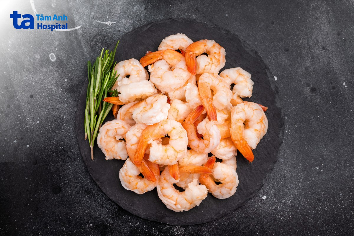 bé bị tay chân miệng ăn tôm được không