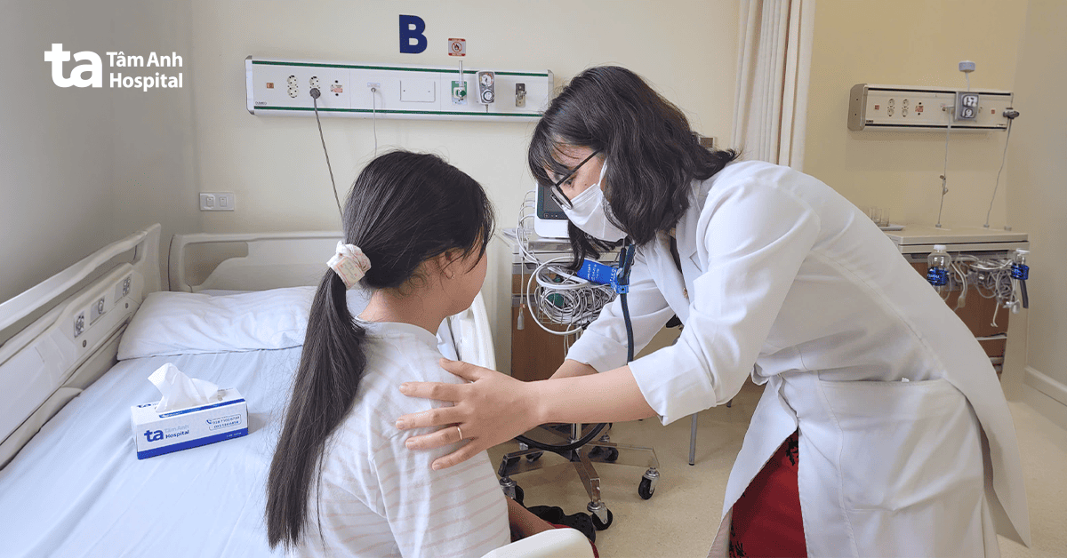 Bé gái 8 tuổi mắc hội chứng Cushing do lạm dụng thuốc chứa corticoid