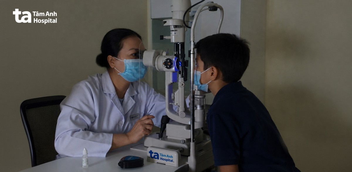 Bé trai 9 tuổi không thể mở mắt vì viêm kết mạc nặng