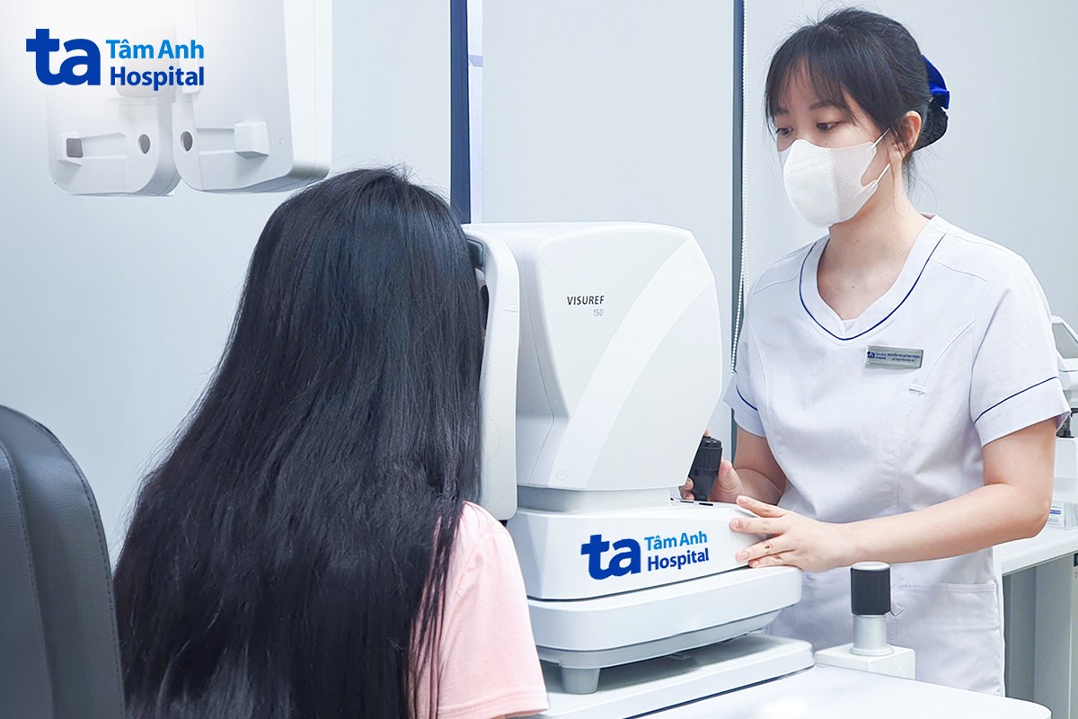 bệnh nhân được kiểm tra mắt bằng máy đo khúc xạ tự động trước phẫu thuật