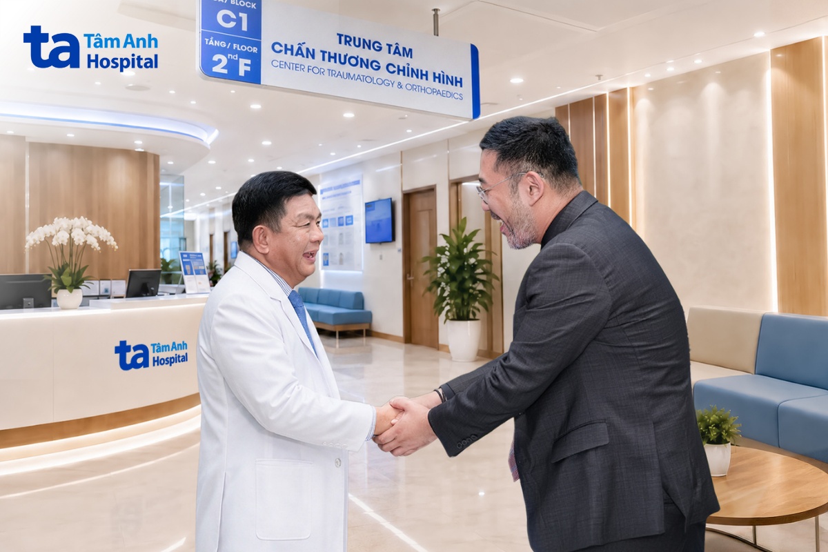Ông Cho Young Jean (phải) chúc mừng TTƯT.TS.BS Lê Văn Tuấn, Bệnh viện Tâm Anh ứng dụng thành công robot AI thay khớp nhân tạo công nghệ cao.