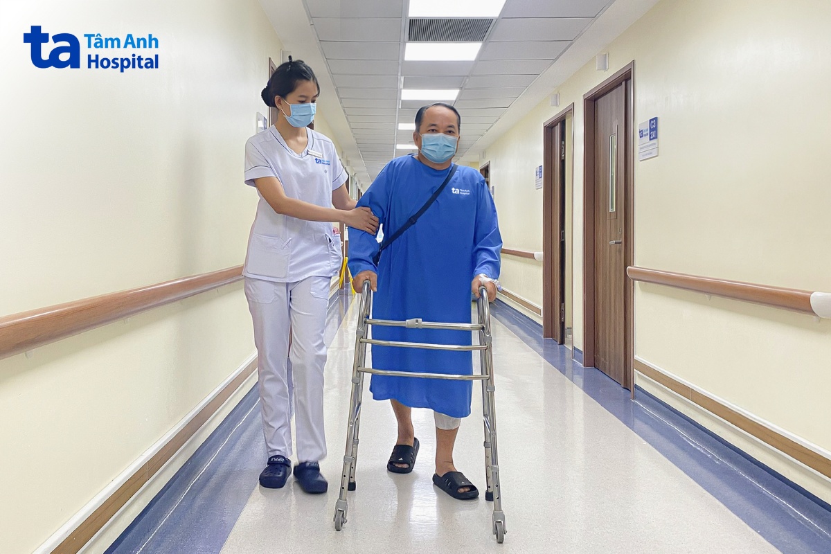 Ông Hào tập đi lại ngay sau phẫu thuật thay khớp bằng robot AI CUVIS-Joint.
