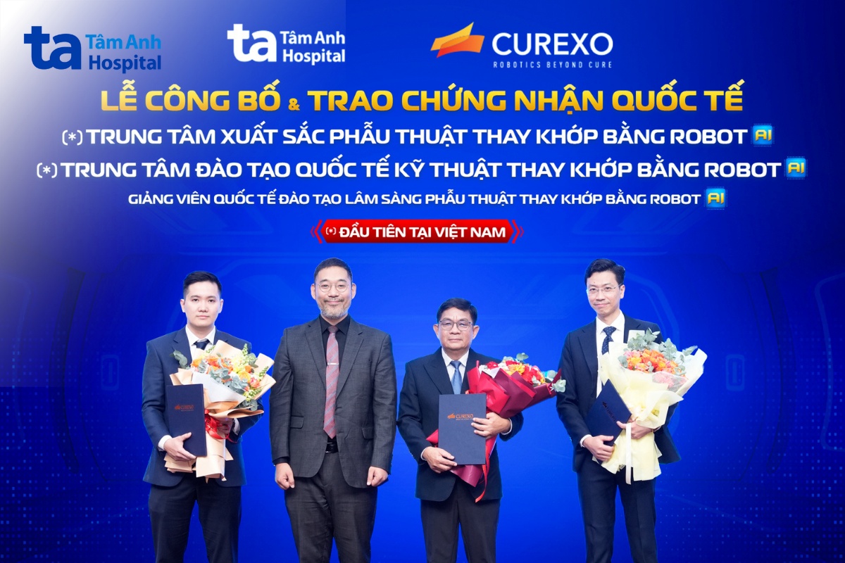 Đại diện hãng robot CUREXO trao 3 chứng nhận quốc tế xuất sắc về phẫu thuật thay khớp bằng robot AI cho Bệnh viện Tâm Anh vào ngày 24/6/2026.