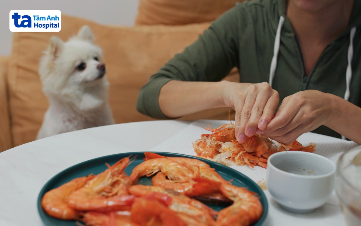 bị tiêu chảy có ăn tôm được không