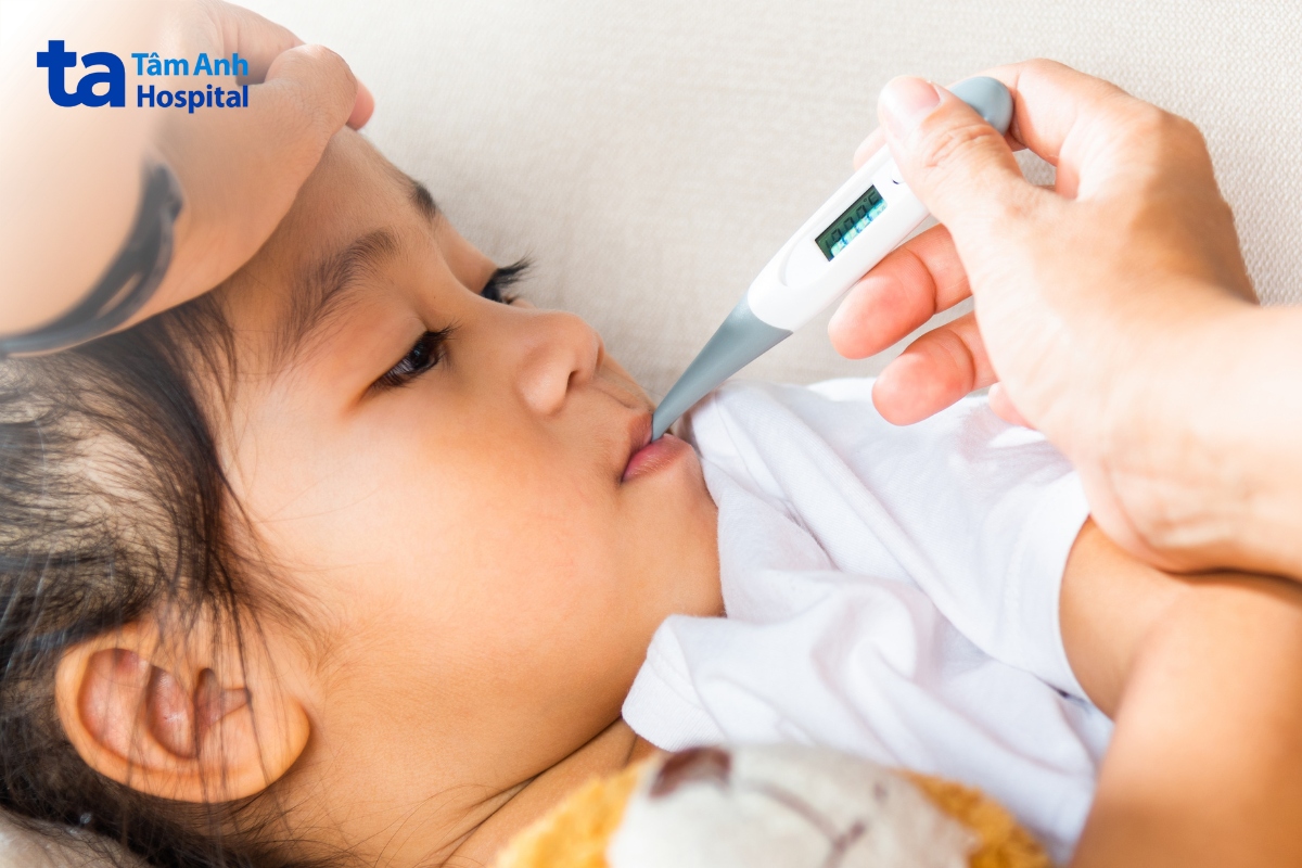 bố mẹ cần theo dõi sát thân nhiệt của trẻ khi sốt