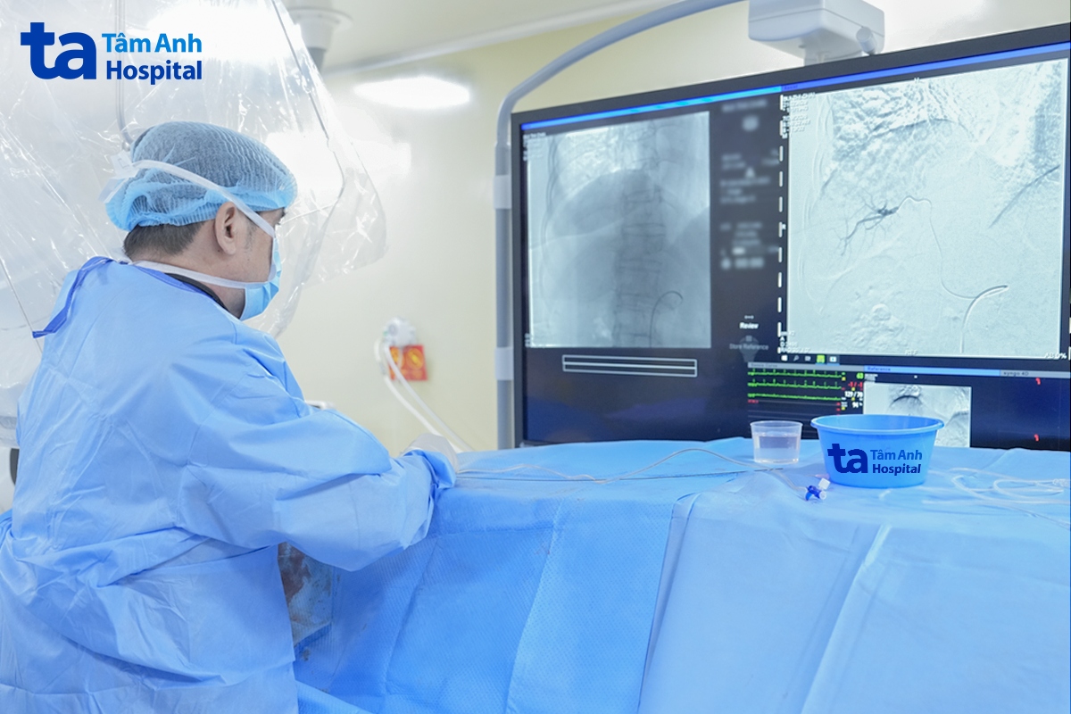 BS can thiệp mạch cho chị Lý