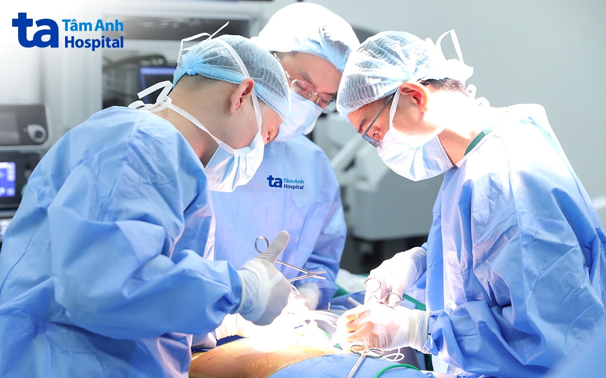 BS cắt khối u đại tràng cho bà Linh