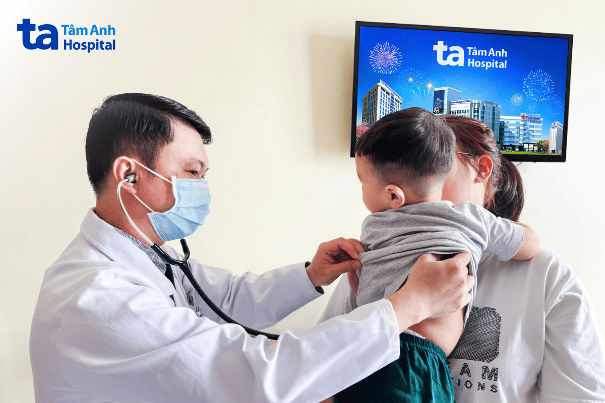 bs.cki dương minh hùng khám cho trẻ